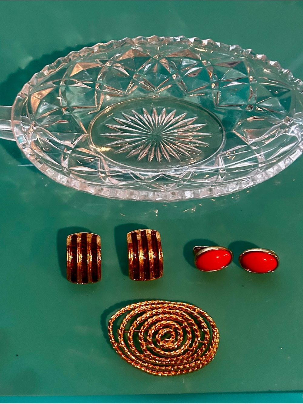 Vintage jewelry tray w fashion jewelry! Clip
Earrings excellent condition
